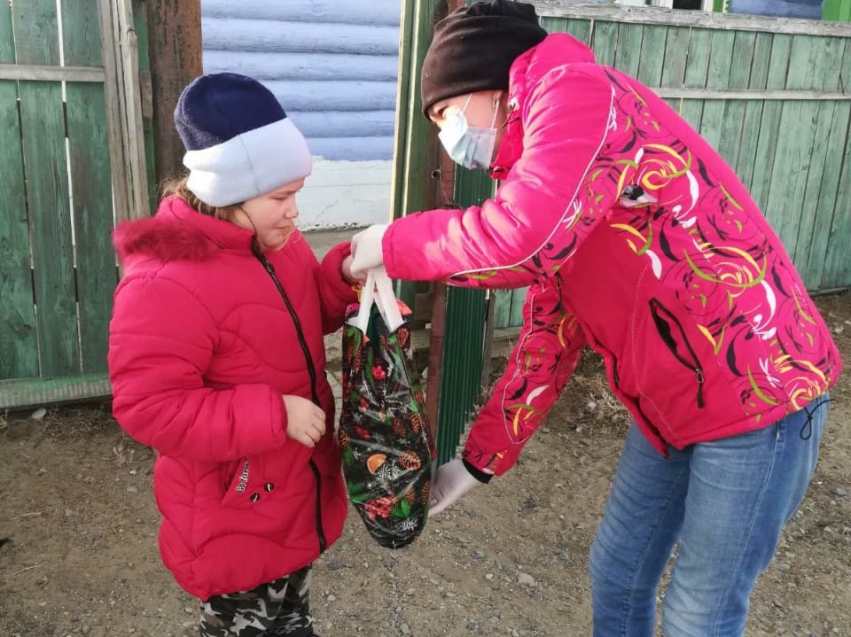 ​Добровольцы Дульдургинского района поздравили детей с ОВЗ 